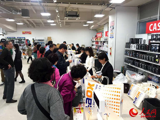 中國(guó)游客在日本免稅店排隊(duì)結(jié)賬。人民網(wǎng) 馮亞濤 攝 (資料圖)